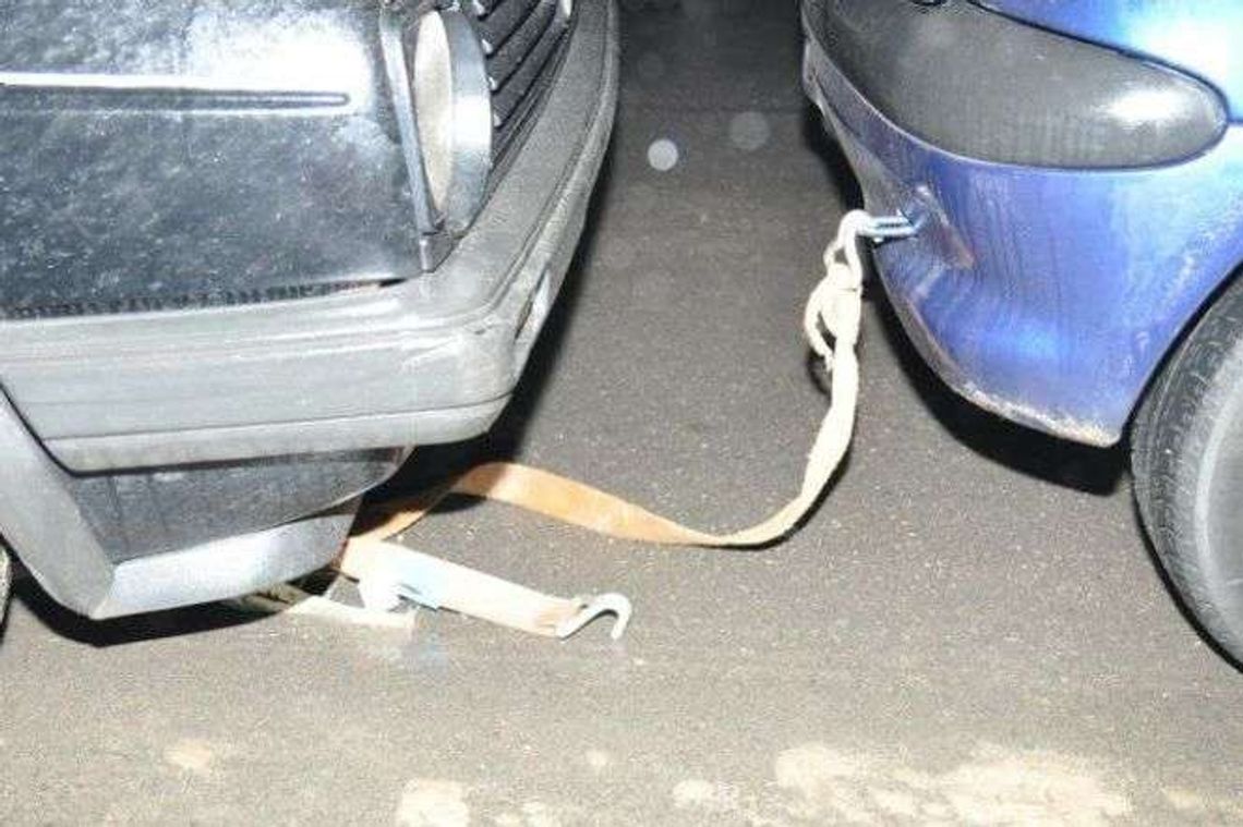 Wpadł pod holowany samochód. Trafił do szpitala