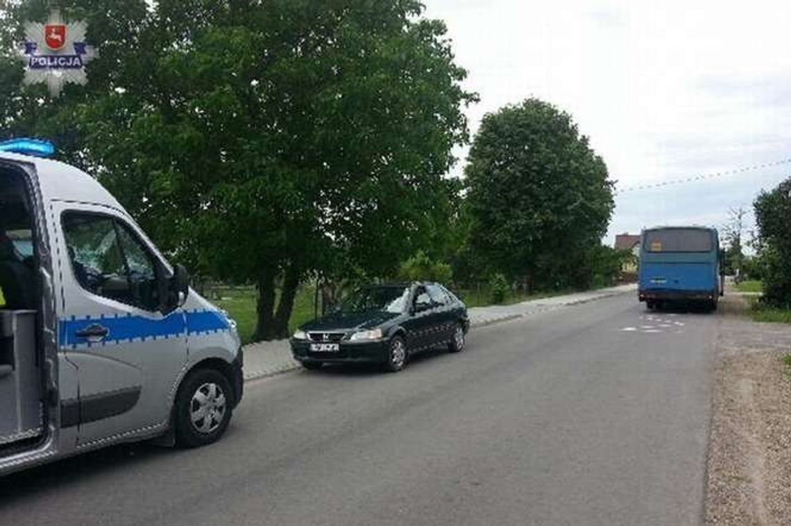 Wpadł pod samochód po wyjściu z autobusu