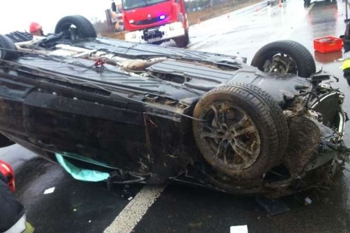 Wpadł w poślizg i dachował. 35-latek miał sporo szczęścia