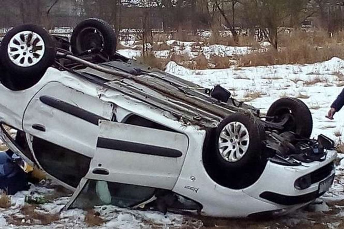 Wpadł w poślizg i potrącił kobietę, która stała na poboczu. 82-latka zginęła Wpadł w poślizg i potrącił kobietę, która stała na poboczu. 82-latka zginęła