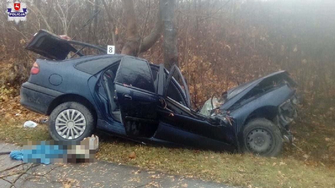 Wpadł w poślizg i rozbił się na drzewie. 38-latek zginął na miejscu Wpadł w poślizg i rozbił się na drzewie. 38-latek zginął na miejscu