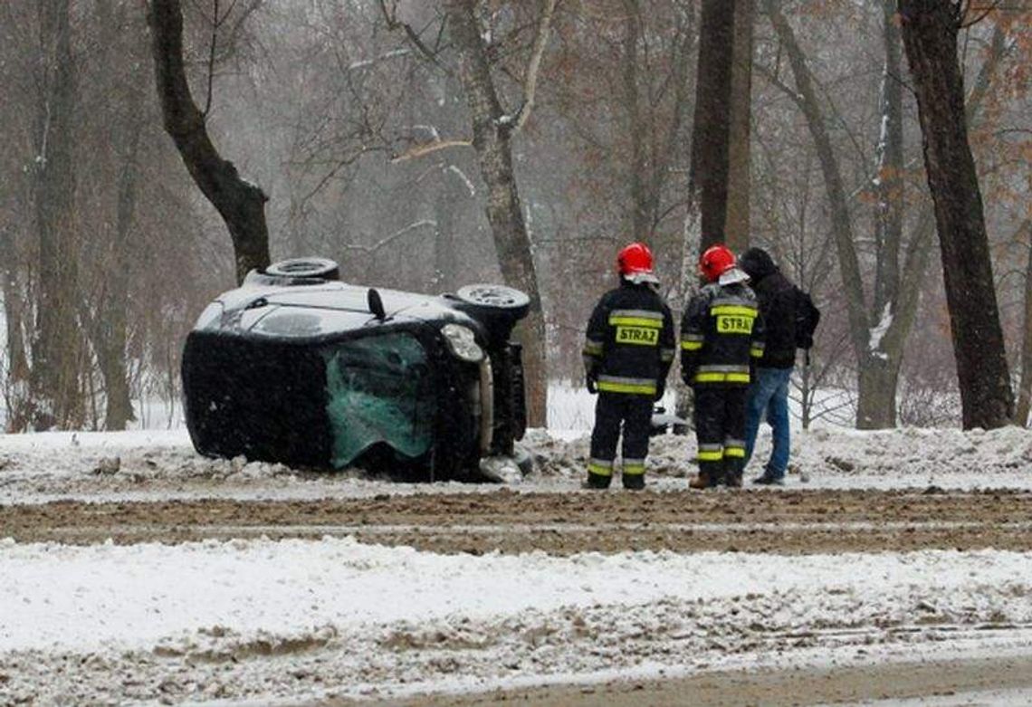 Wpadł w poślizg i rozbił smarta na drzewie