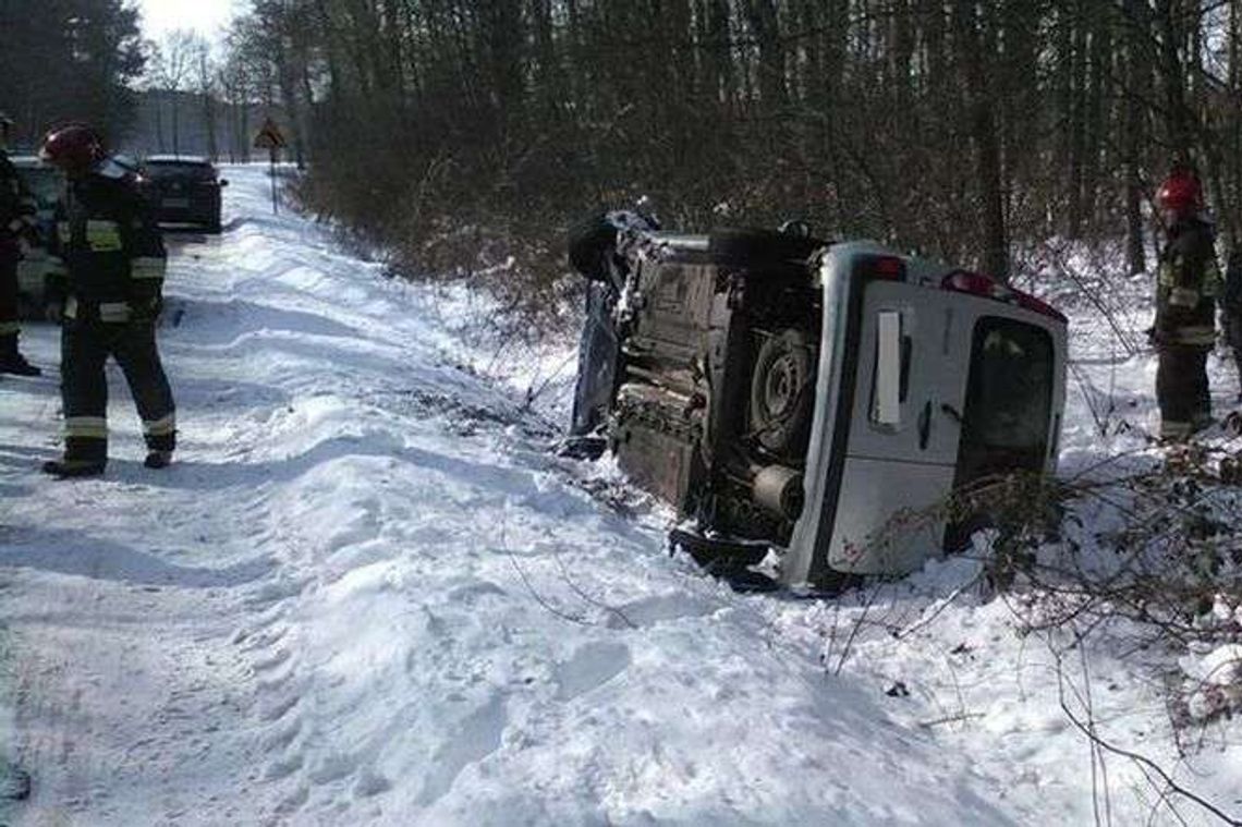 Wpadł w poślizg i zjechał do rowu. Pojazd zatrzymał się na boku Wpadł w poślizg i zjechał do rowu. Pojazd zatrzymał się na boku