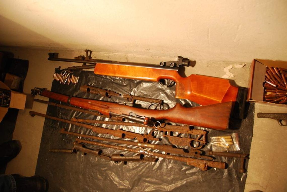 Wpadli z nielegalną bronią, grozi im 8 lat więzienia