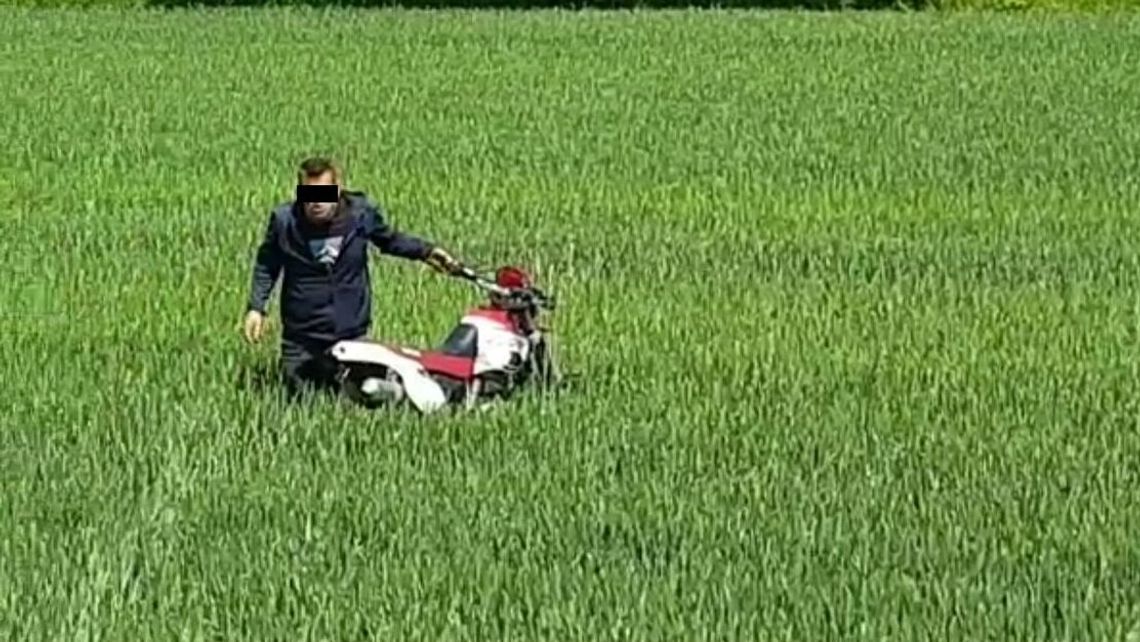 „Wracaj, wracaj. Dzwonię na policję”. Pijany motocyklista po wypadku uciekł w pole. Nagranie wideo