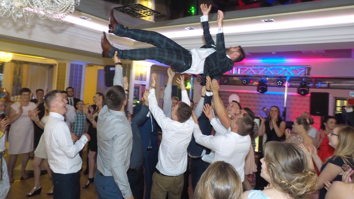 Wracają huczne weseliska. Nie tak łatwo już znaleźć wolny termin Wracają huczne weseliska. Nie tak łatwo już znaleźć wolny termin