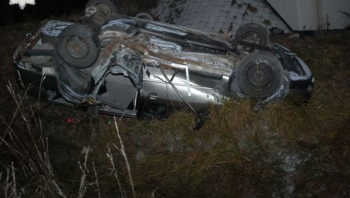 Wracali z dyskoteki, ford spadł z mostu. Kierowca zostawił ranną koleżankę Wracali z dyskoteki, ford spadł z mostu. Kierowca zostawił ranną koleżankę