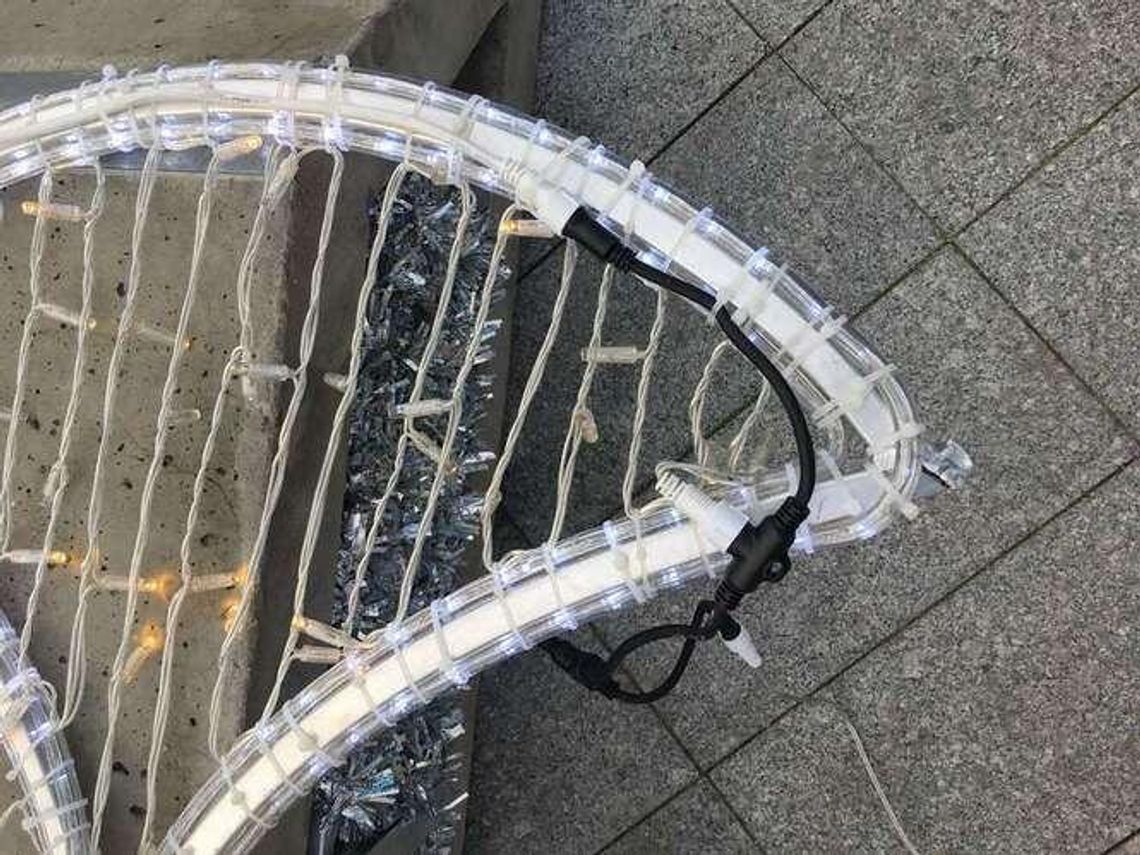 Wracali ze "śledzika", zniszczyli skrzydła anioła. Dziś będą naprawione Wracali ze "śledzika", zniszczyli skrzydła anioła. Dziś będą naprawione