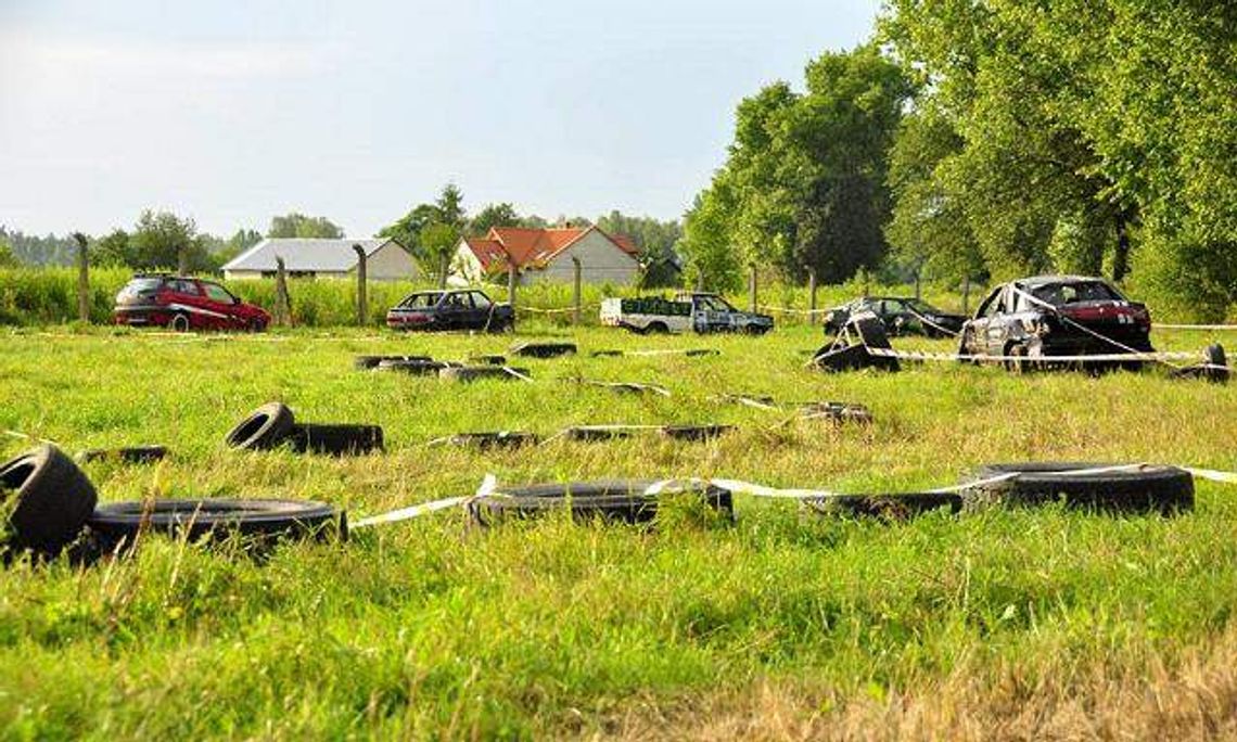 "Wrak Race" pod Białą Podlaską. Wyścig zdezelowanych aut