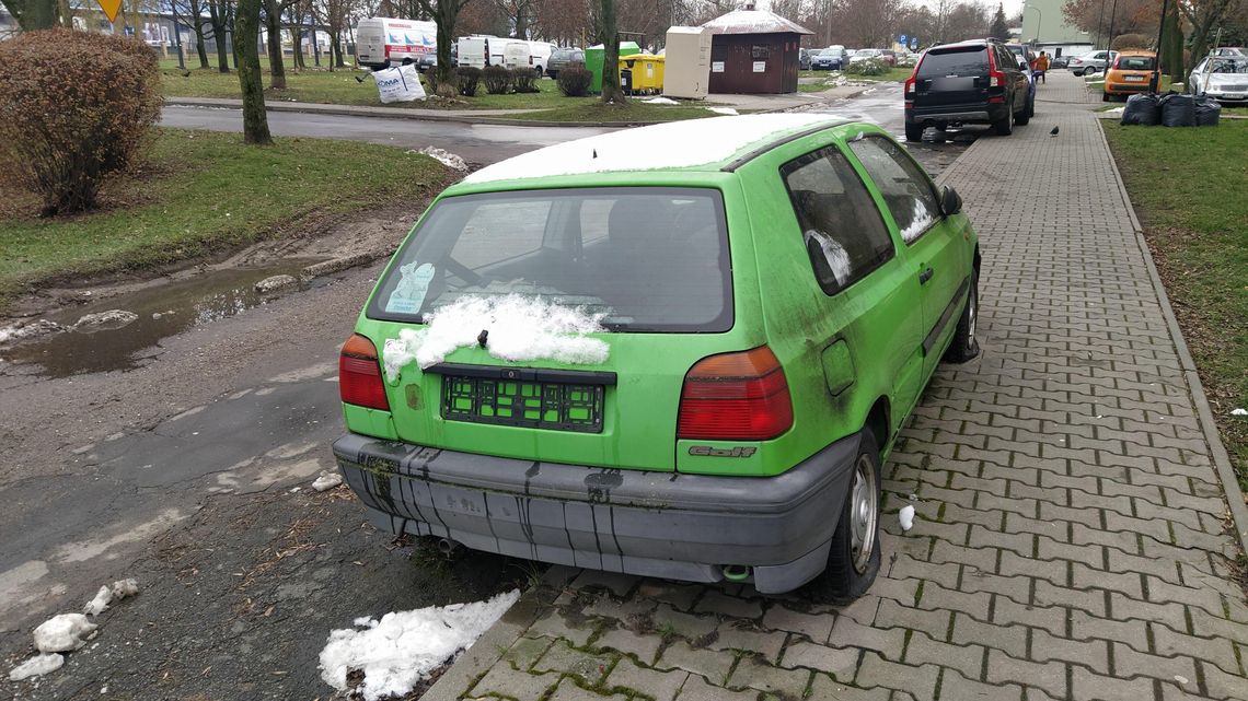 Wrak VW golfa straszy na Samsonowicza. Straż Miejska rozkłada ręce Wrak VW golfa straszy na Samsonowicza. Straż Miejska rozkłada ręce