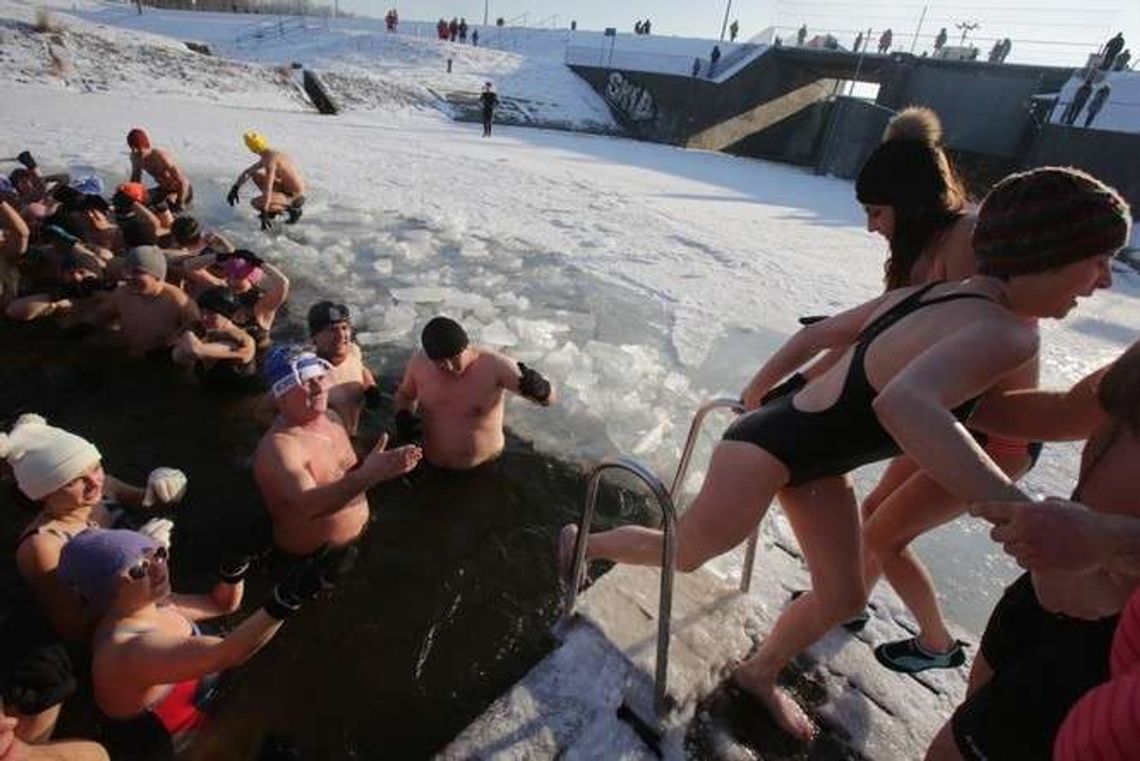 Wreszcie pogoda dla morsów. Kilkadziesiąt osób wskoczyło do przerębla Wreszcie pogoda dla morsów. Kilkadziesiąt osób wskoczyło do przerębla