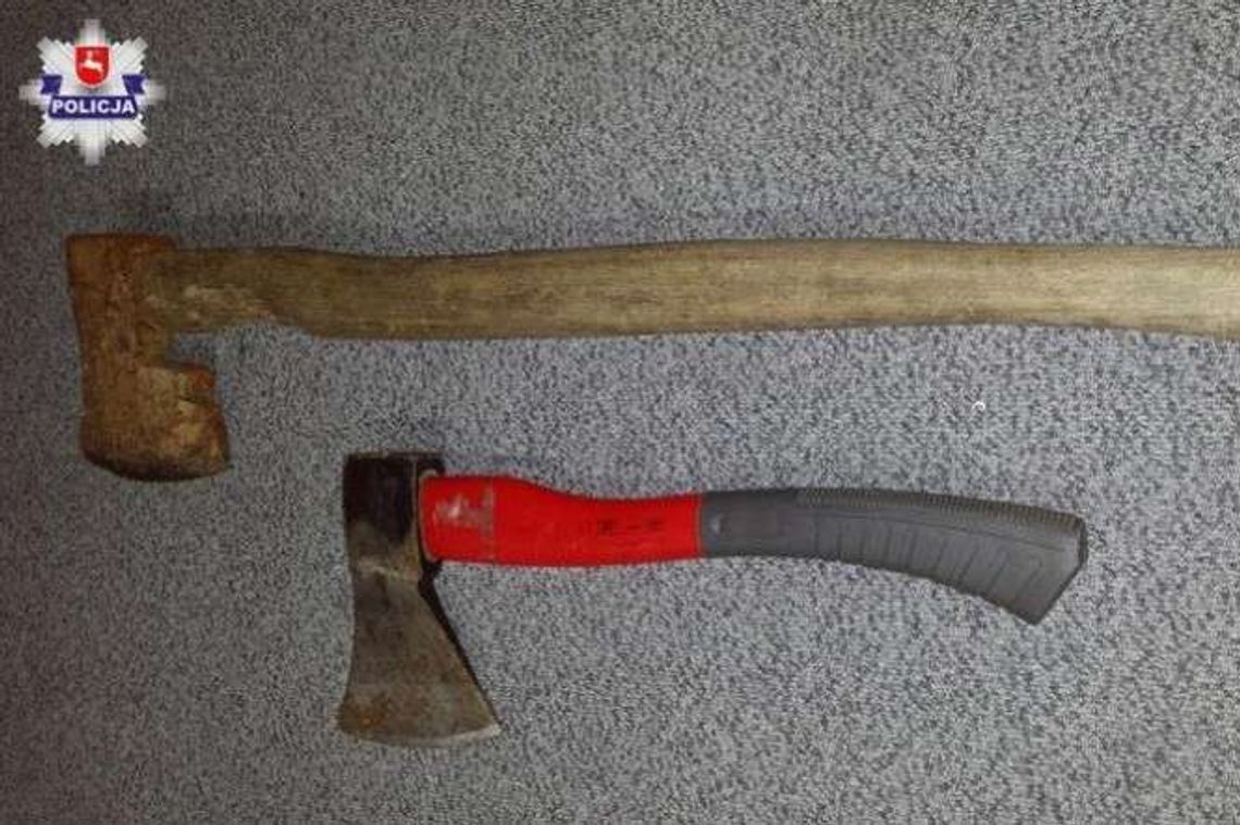 Wrócił z kolegami i siekierami. Zdenerwował go szczekający pies