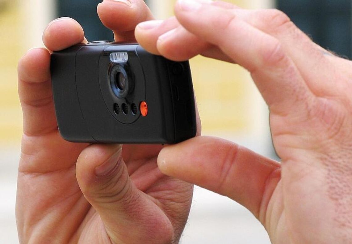 Wrzucił worek z martwą kurą do rzeki. Wpadł przez zdjęcia z komórki