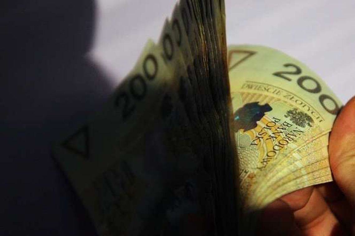 Wrzuciła 12 tys. złotych do kosza na śmieci przy ul. Jutrzenki