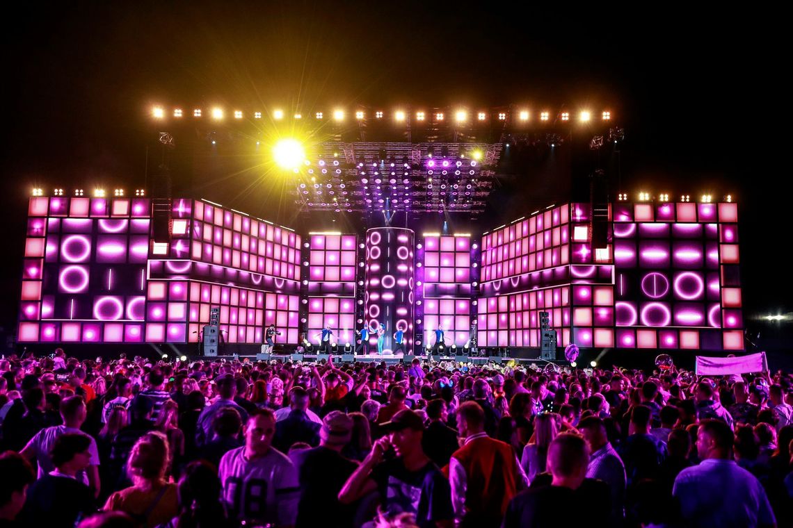 Wschodnia Polska tańczy. Sezon koncertowy disco polo 2026 nabiera rozpędu koncerty disco polo - publiczność podczas plenerowej imprezy