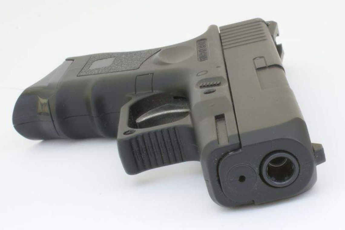 Wściekły klient wrócił do mechanika z pistoletem. Pociągnął za spust