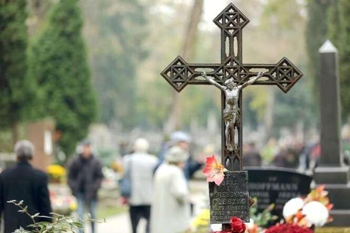 Wskaże drogę na cmentarzu. Miasto wymienia infomat Wskaże drogę na cmentarzu. Miasto wymienia infomat