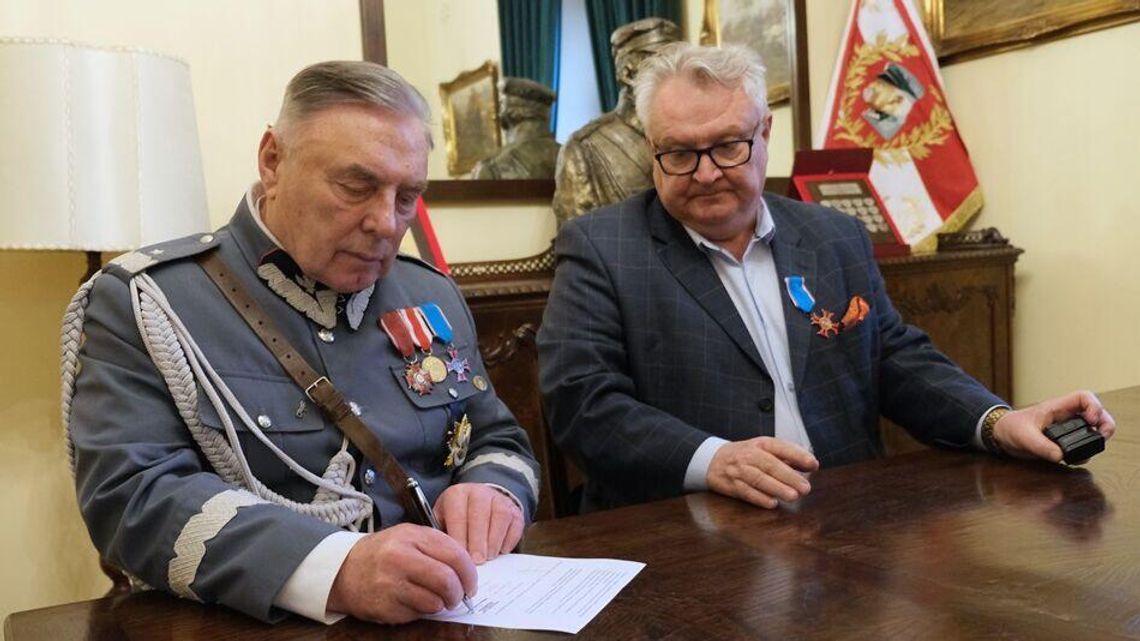 Wspólnie będą popularyzować i utrwalać pamięć o Marszałku Józefie Piłsudskim Wspólnie będą popularyzować i utrwalać pamięć o Marszałku Józefie Piłsudskim