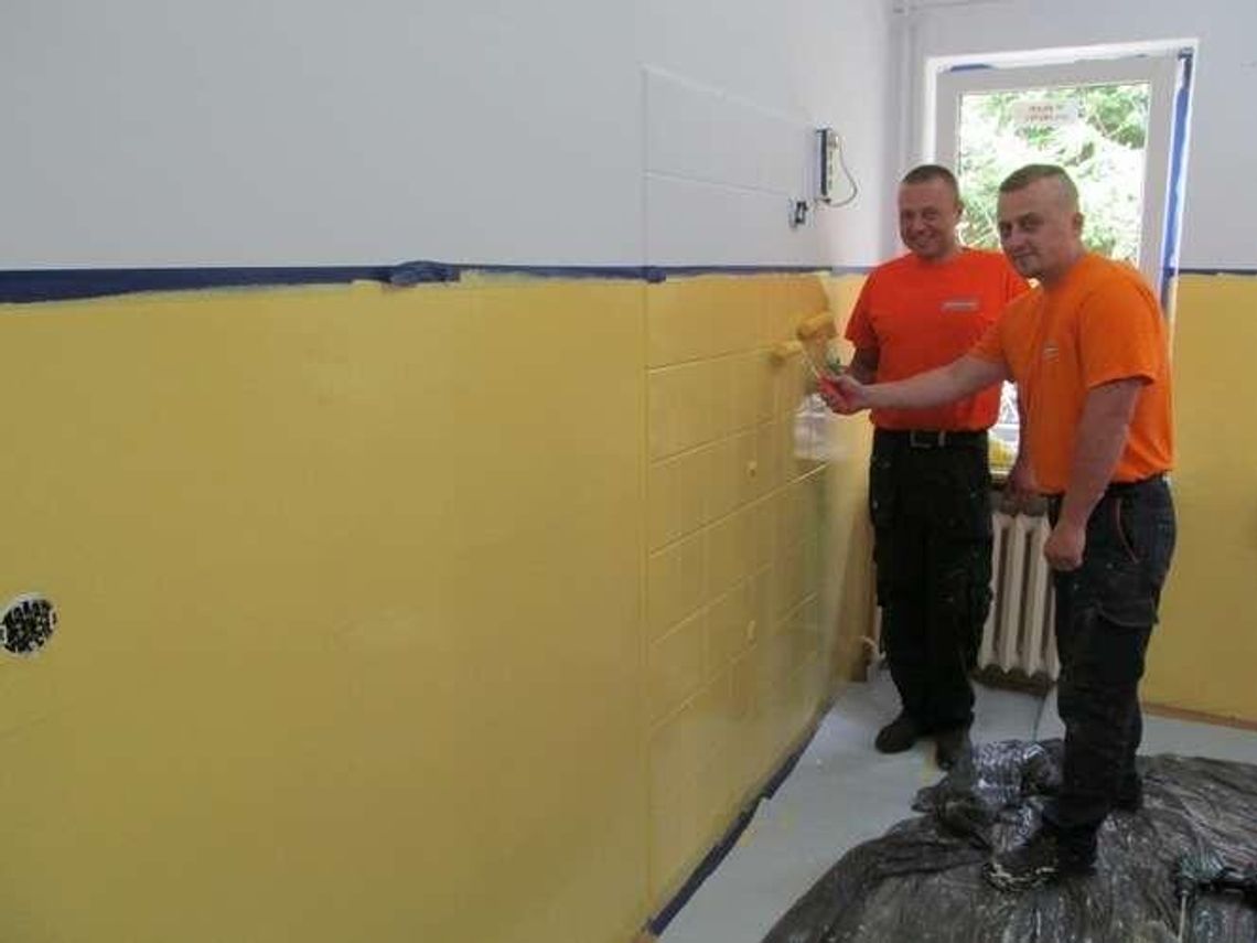 Wspólnie remontują Wspólny Świat. Wolontariusze pracują dla dzieci Wspólnie remontują Wspólny Świat. Wolontariusze pracują dla dzieci