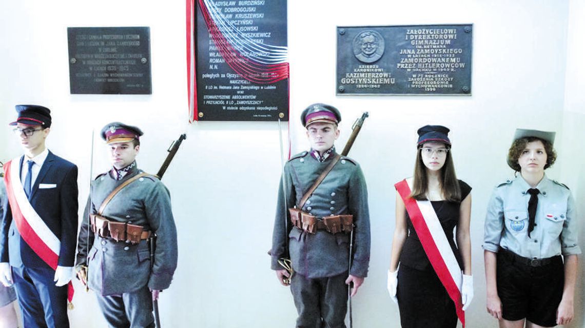 Wspominają kolegów sprzed 100 lat. Pamiątkowa tablica w II LO Wspominają kolegów sprzed 100 lat. Pamiątkowa tablica w II LO