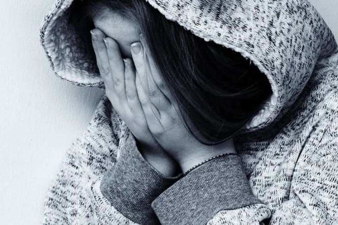 Wstawała w nocy, oglądała brutalne filmy i cięła się. Przez grę "Niebieski wieloryb"