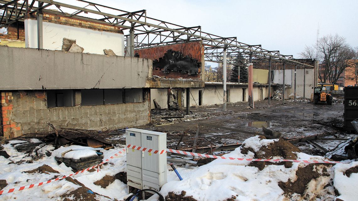 Wstrzymana budowa czeka na opinię. Ale ta nie powstanie, bo... hotele są zamknięte