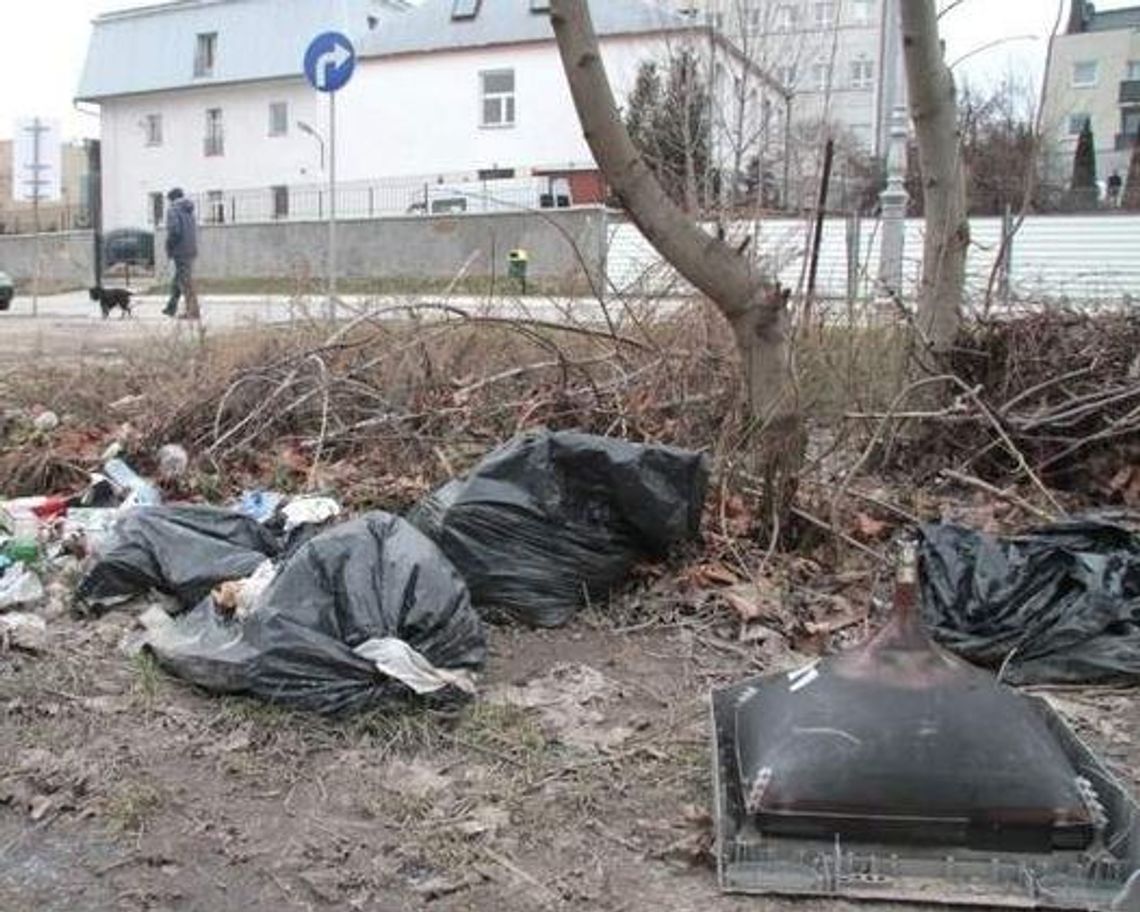 Wstyd na prezydenckiej. Ulica Lecha Kaczyńskiego tonie w śmieciach (zdjęcia)