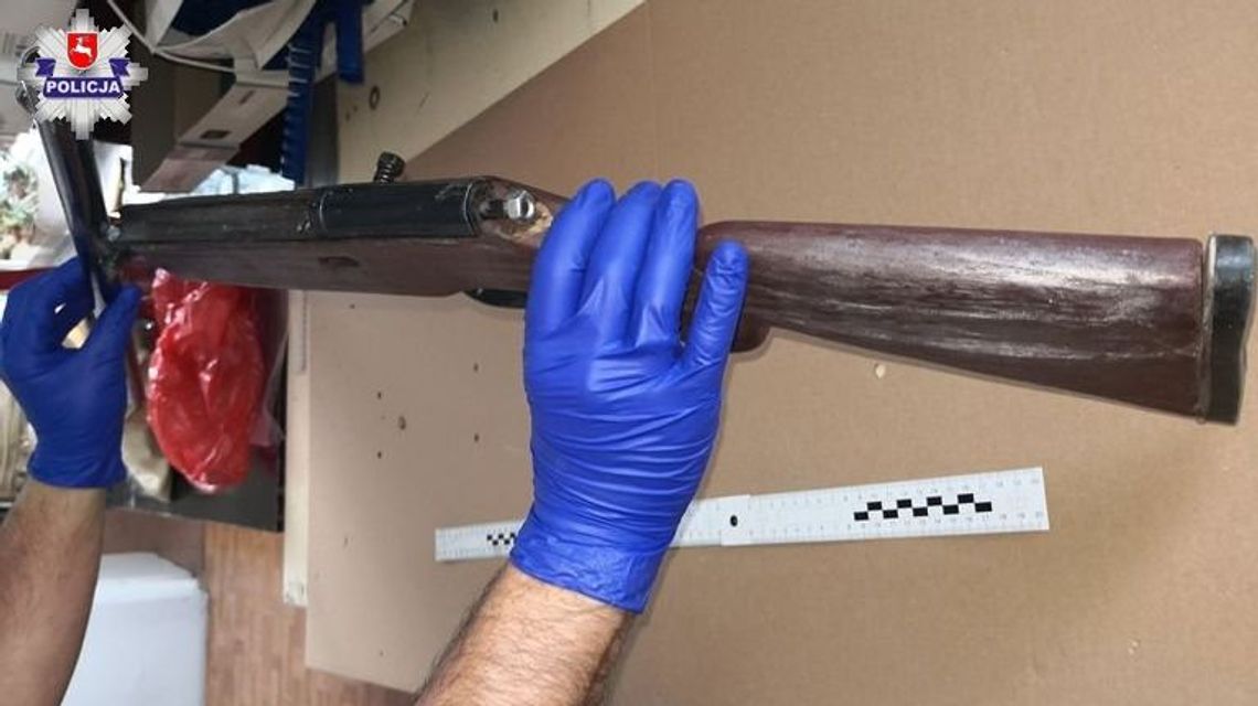 Wszczynał awantury. Groził bliskim, że ich zabije. Miał broń. 64-latek został zatrzymany Wszczynał awantury. Groził bliskim, że ich zabije. Miał broń. 64-latek został zatrzymany