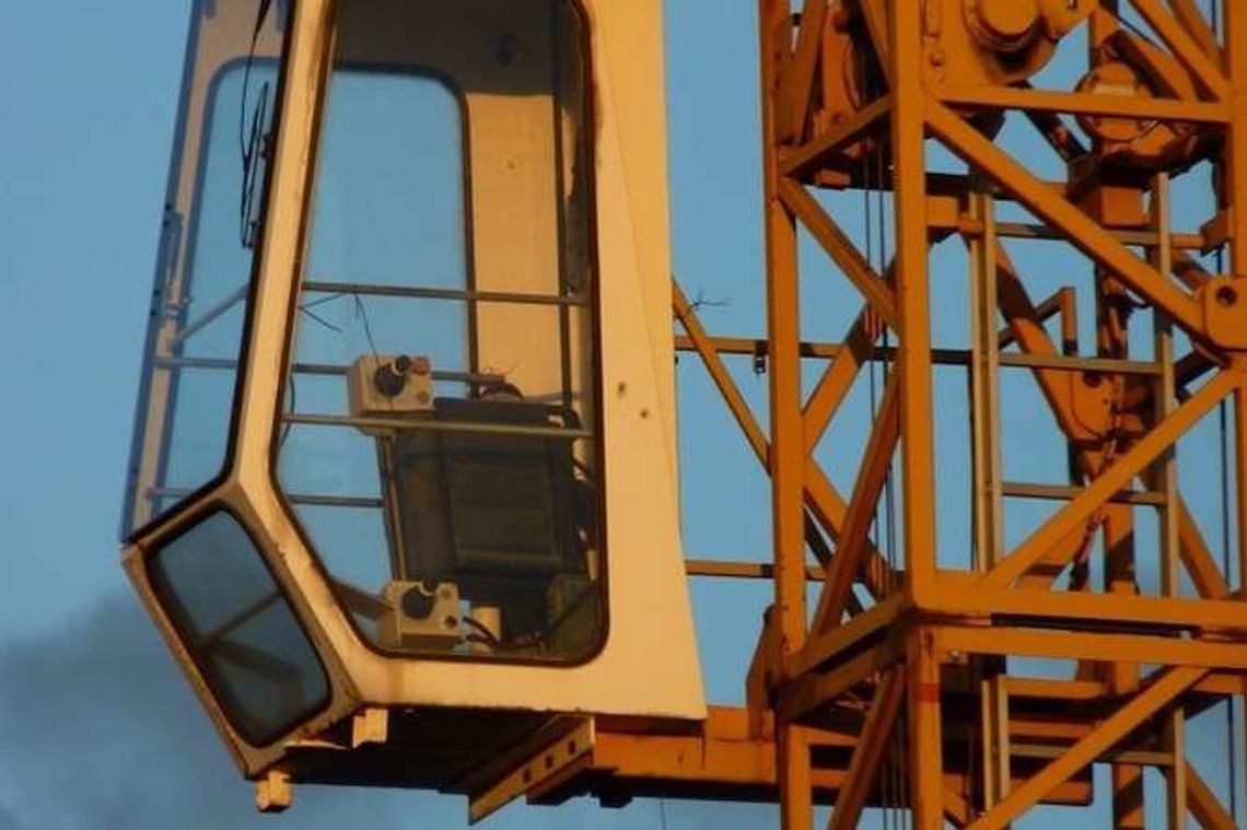 Wszedł na 40-metrowy dźwig, bo pokłócił się z dziewczyną. Zszedł po dwóch godzinach Wszedł na 40-metrowy dźwig, bo pokłócił się z dziewczyną. Zszedł po dwóch godzinach