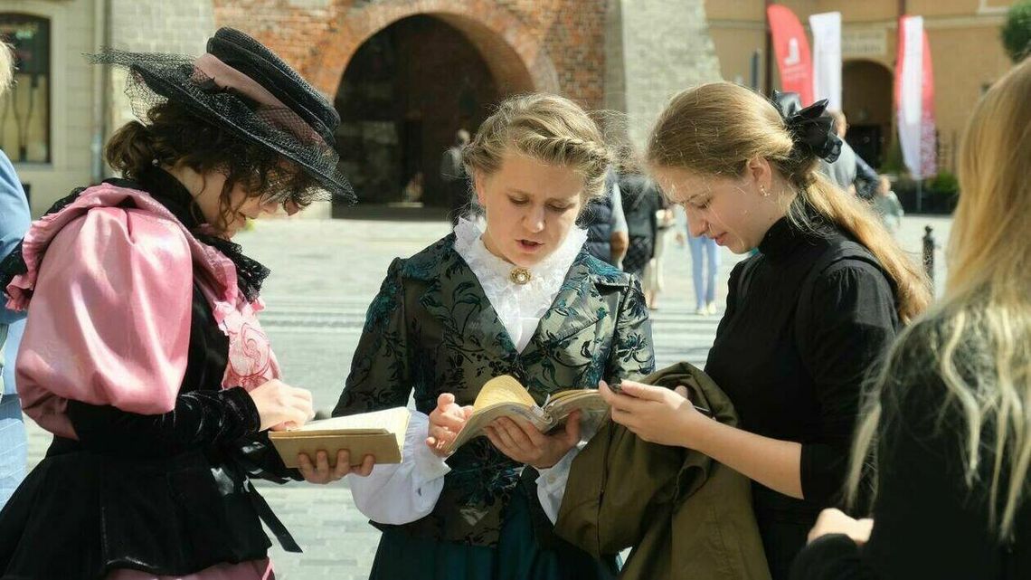 Wszyscy czytają „Moralność pani Dulskiej” Wszyscy czytają „Moralność pani Dulskiej”