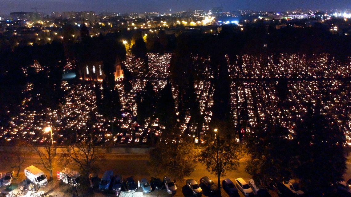 Wszystkich Świętych 2019 w Lublinie. Jak dojechać do cmentarzy? [zmiany w ruchu, komunikacja miejska]