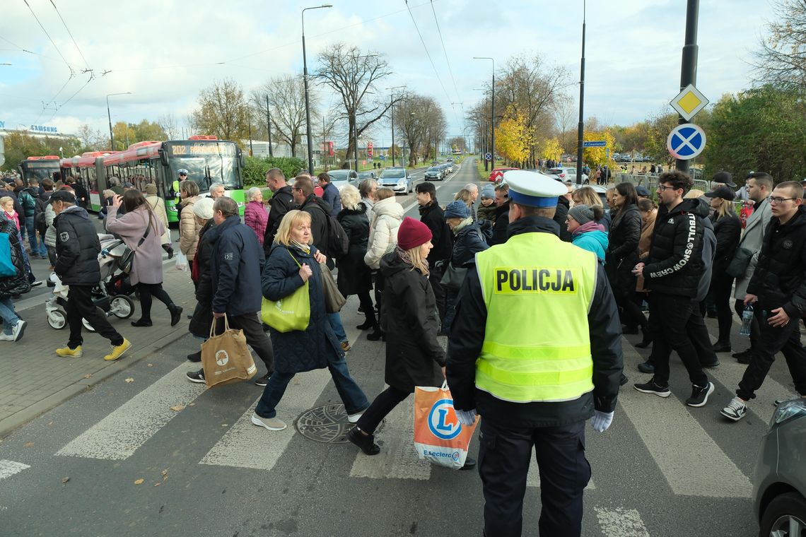 Wszystkich świętych 2026. Od dzisiaj utrudnienia przy cmentarzach