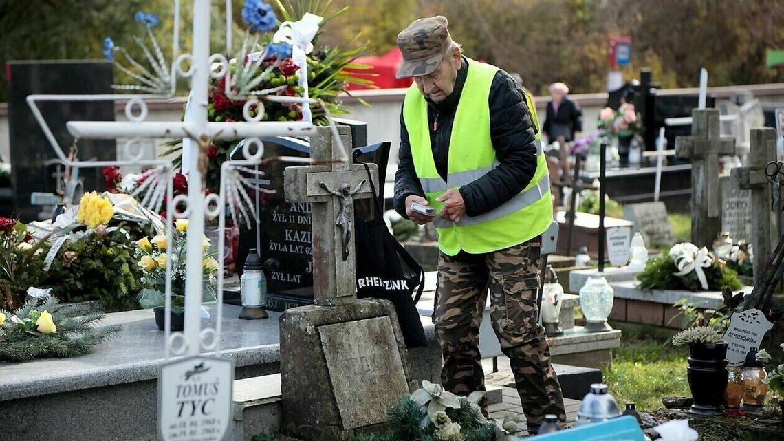 Wszystkich Świętych. Lublinianie wykorzystują pogodę i sprzątają groby bliskich 