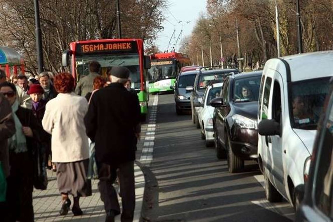 Wszystkich Świętych w Lublinie. Darmowe autobusy, jak dojechać i zaparkować? Wszystkich Świętych w Lublinie. Darmowe autobusy, jak dojechać i zaparkować?