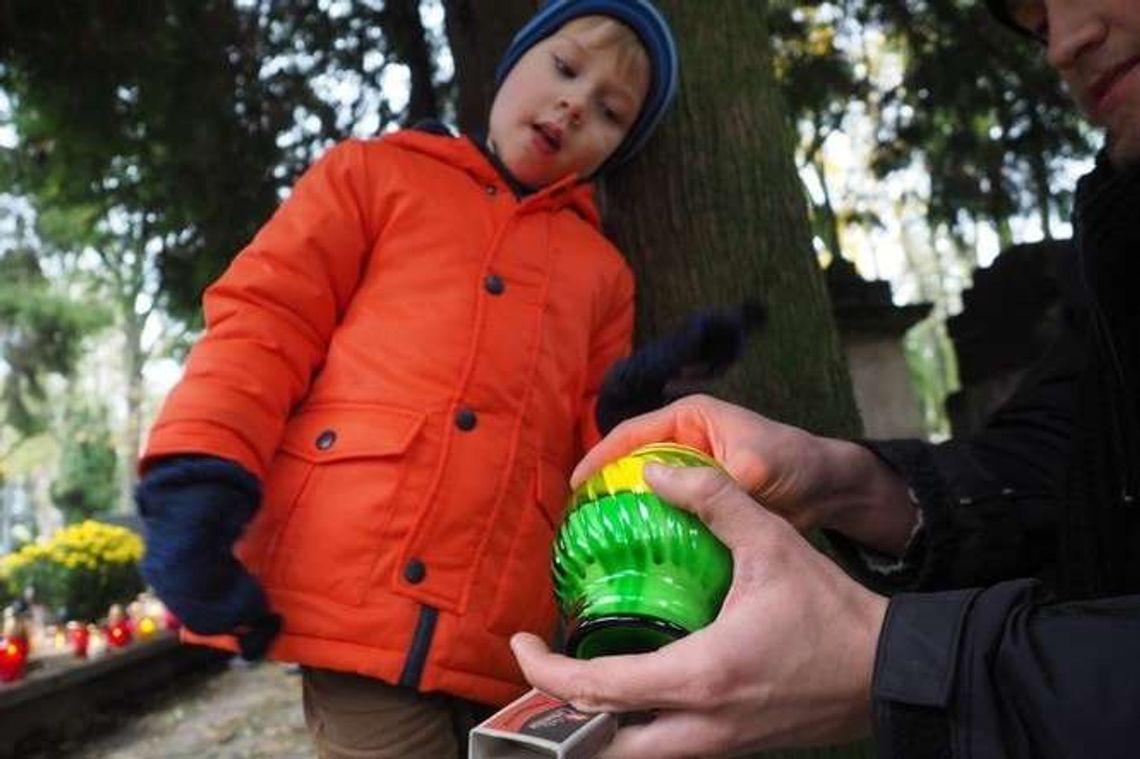 Wszystkich Świętych w Lublinie: Kwesty na cmentarzach. Monety, banknoty i znicze