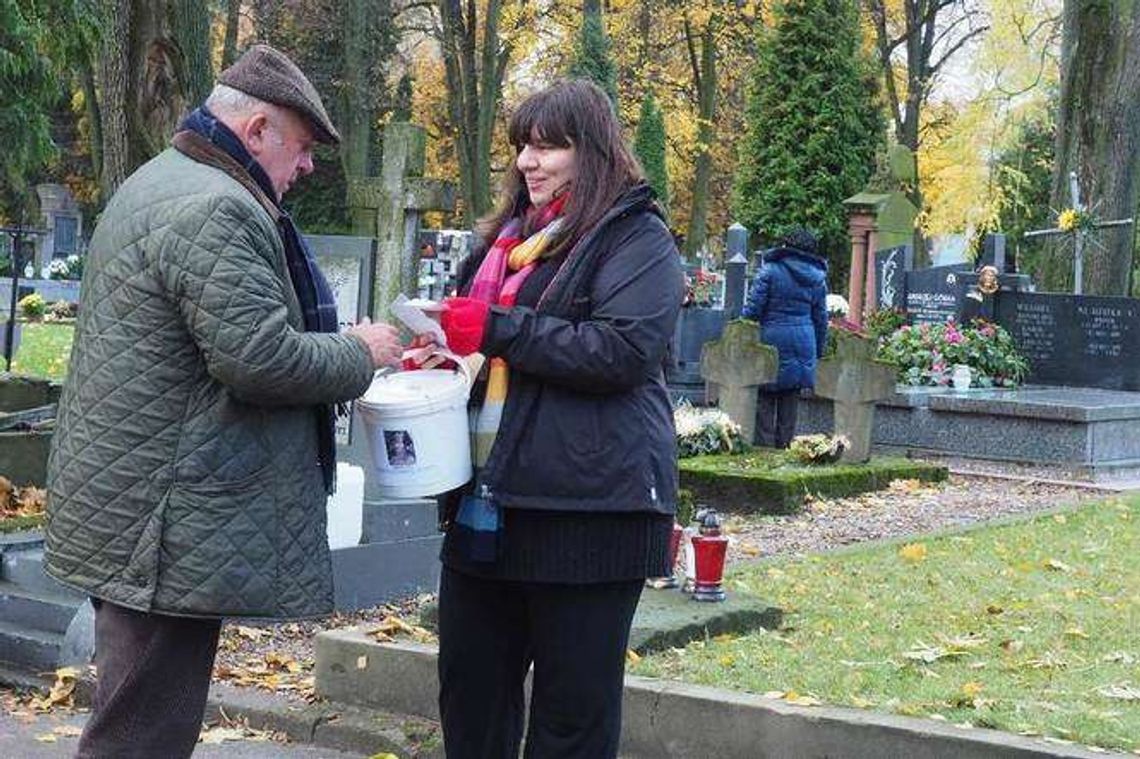 Wszystkich Świętych w Lublinie. Trwają kwesty na cmentarzach Wszystkich Świętych w Lublinie. Trwają kwesty na cmentarzach