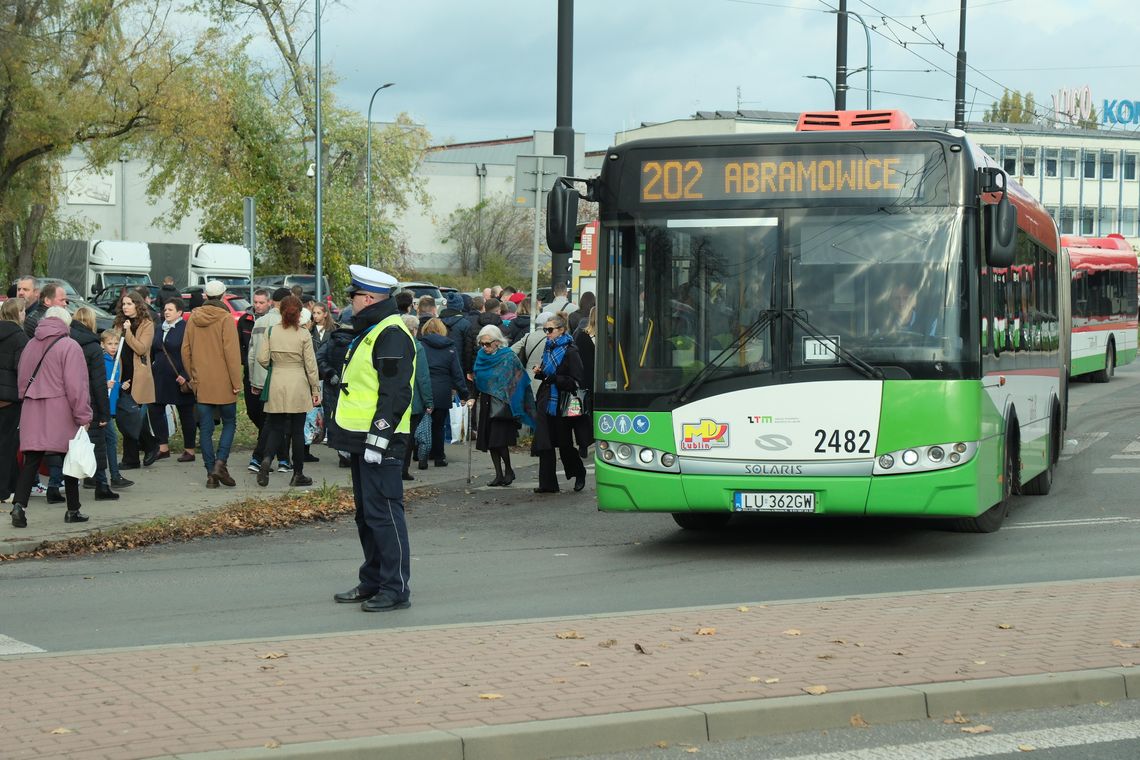 Wszystkich Świętych w Lublinie. Zmiany przy cmentarzach i specjalne linie autobusowe Wszystkich Świętych w Lublinie. Zmiany przy cmentarzach i specjalne linie autobusowe