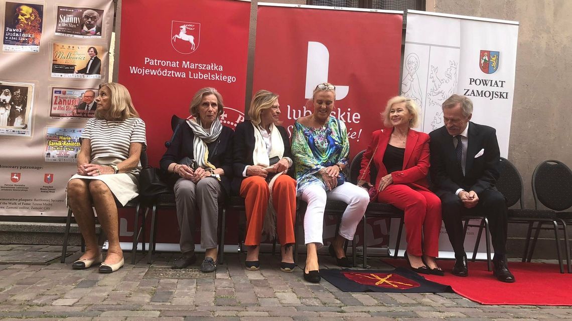 Wszystkie dzieci ordynata na odsłonięciu tablicy Róży i Jana Zamoyskich [zdjęcia]