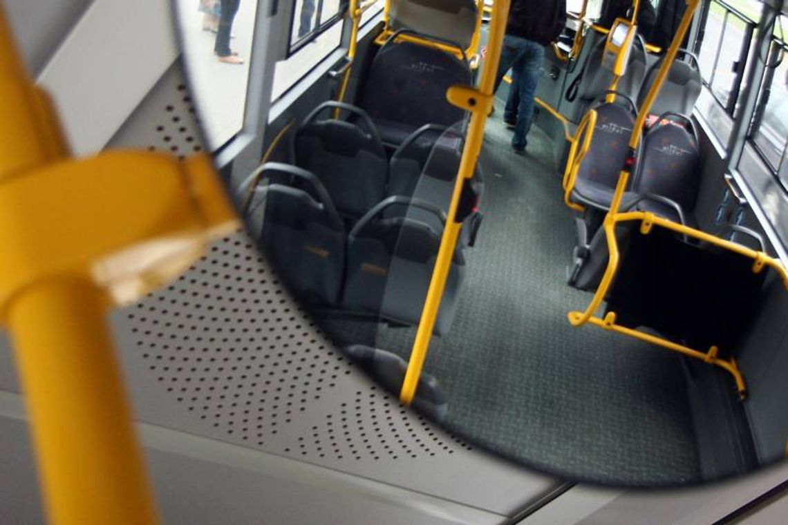Wybił koszem szybę w autobusie i zasnął na siedzeniu (wideo) Wybił koszem szybę w autobusie i zasnął na siedzeniu (wideo)