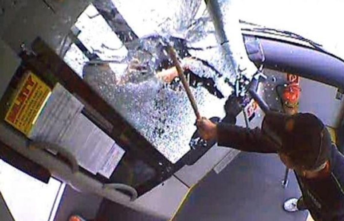 Wybił szybę, bo kierowca go zdenerwował