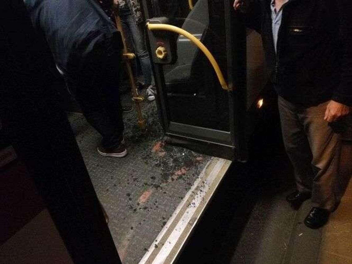 Wybita szyba, zakrwawione pasażerki. Wypadek w autobusie po koncercie The Cranberries Wybita szyba, zakrwawione pasażerki. Wypadek w autobusie po koncercie The Cranberries