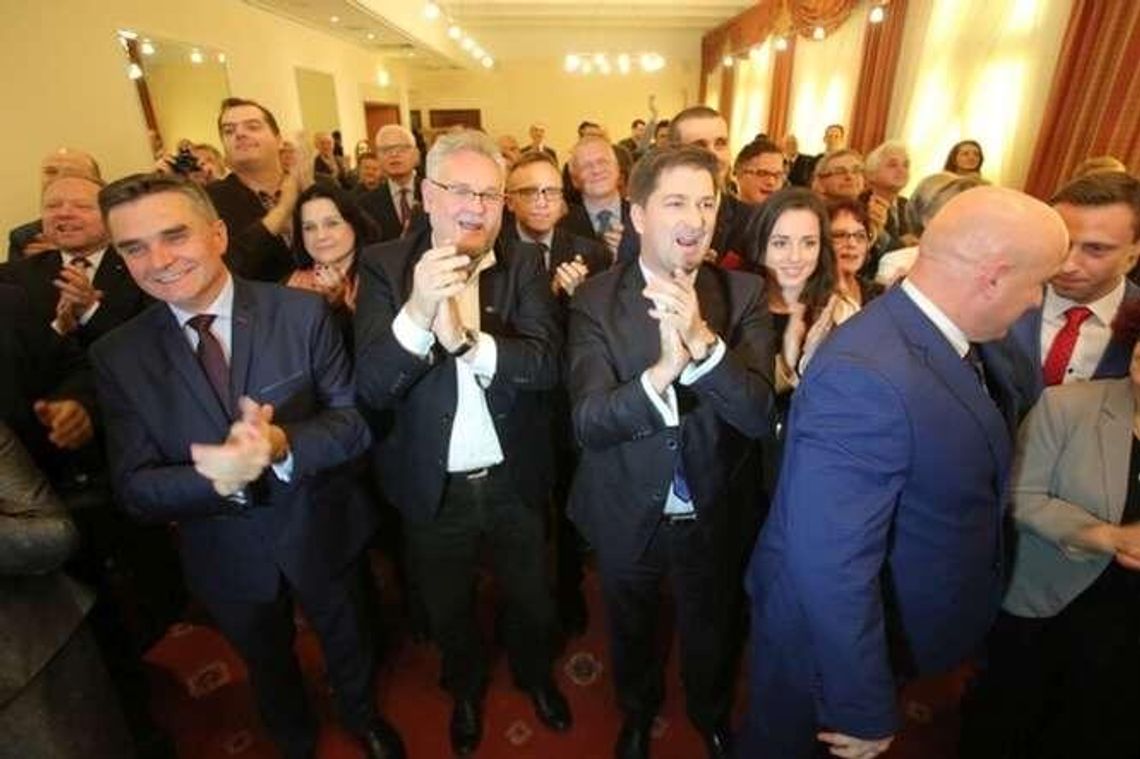 Wybory 2015 - wyniki: Ogromna przewaga PiS w Lubelskiem. Komentarze polityków (wideo, zdjęcia) Wybory 2015 - wyniki: Ogromna przewaga PiS w Lubelskiem. Komentarze polityków (wideo, zdjęcia)