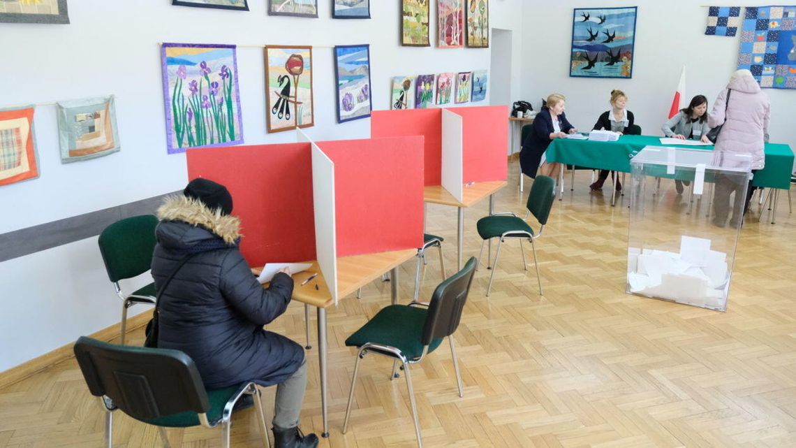 Wybory do rad dzielnic w Lublinie. Trwa głosowanie [zdjęcia]