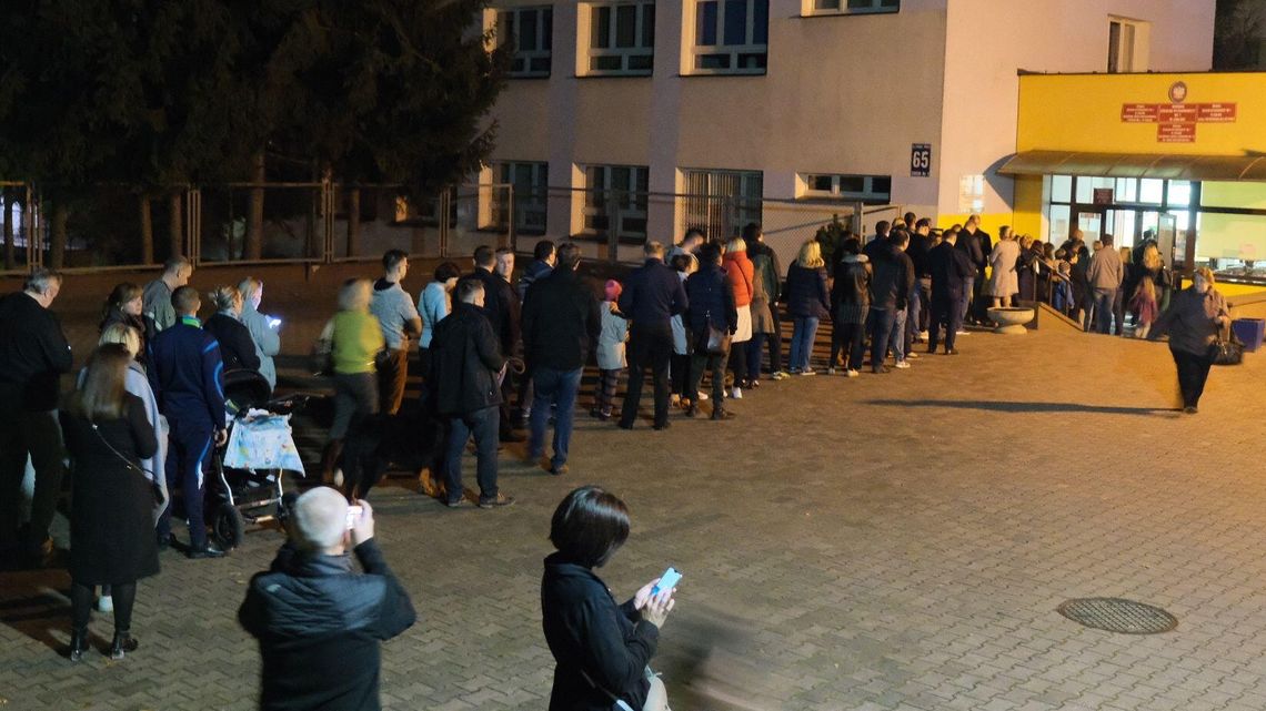 Wybory parlamentarne: Duże kolejki przy lokalach wyborczych. O 21.00 koniec głosowania [relacja, zdjęcia]
