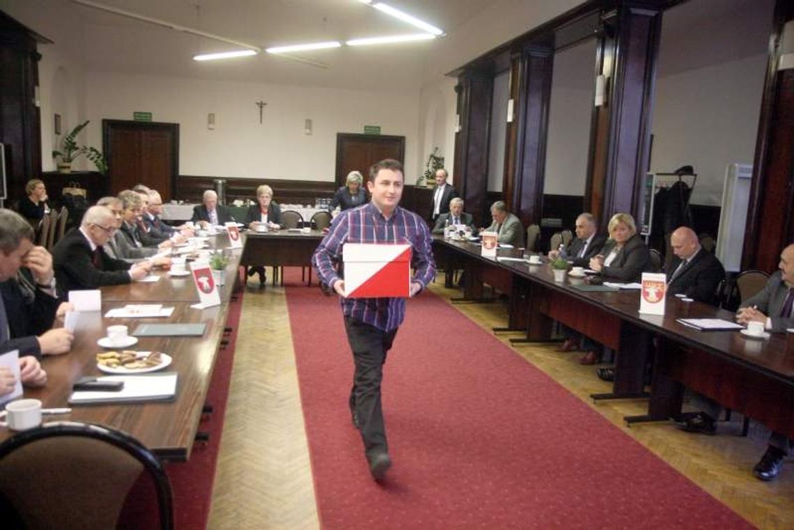 Wybrali nowe władze powiatów.  Kto został starostą?