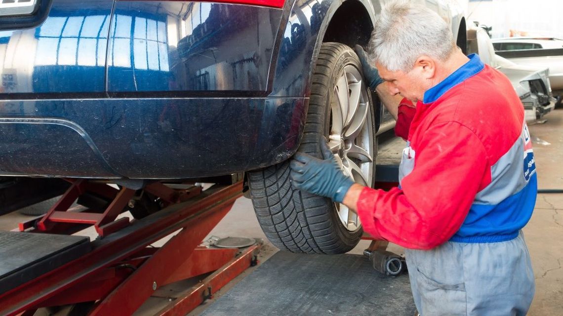 Wybrane oferty pracy za granicą. Ile zarabia mechanik, szwaczka czy elektryk?