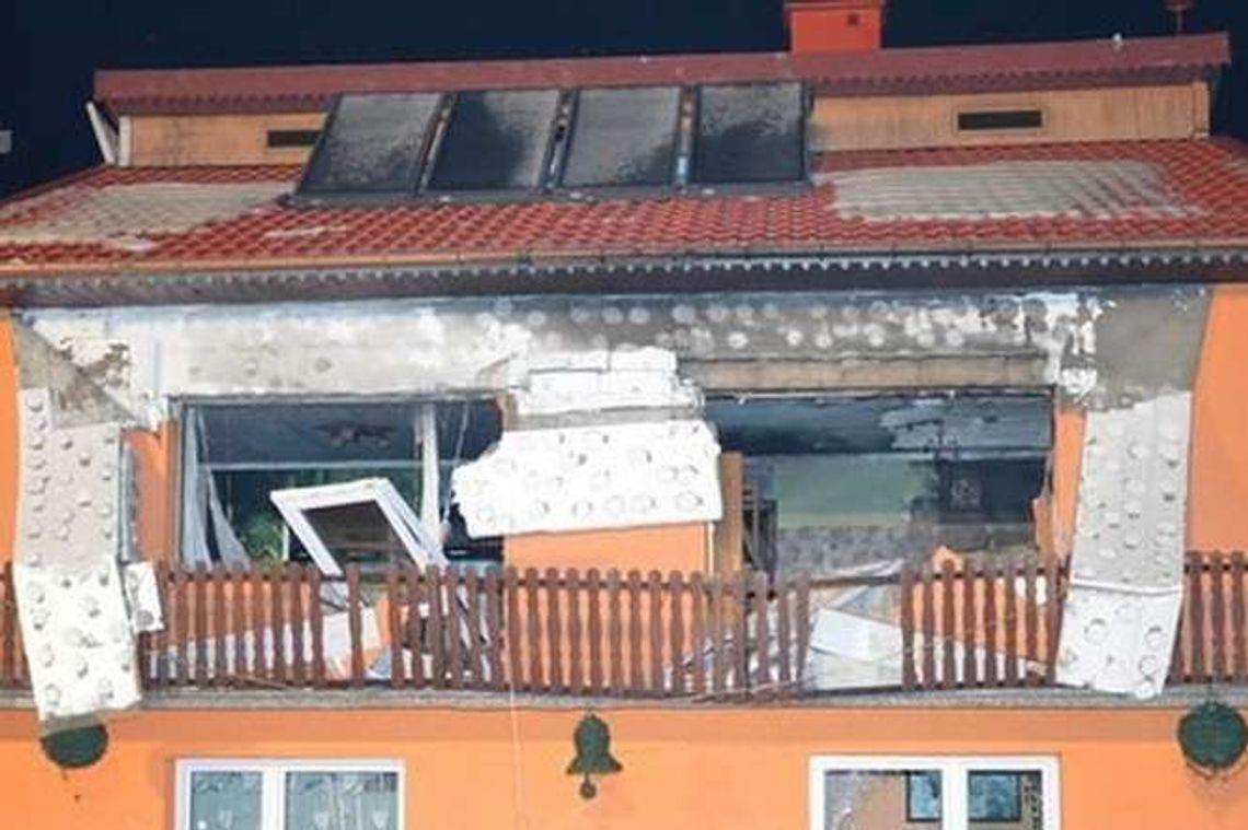 Wybuch butli z gazem zniszczył dom. 23-latek dogrzewał pokój "słoneczkiem" (zdjęcia)