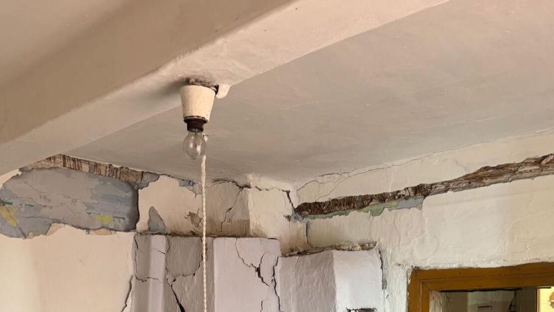 Wybuch gazu w drewnianym domu. Naruszona konstrukcja budynku