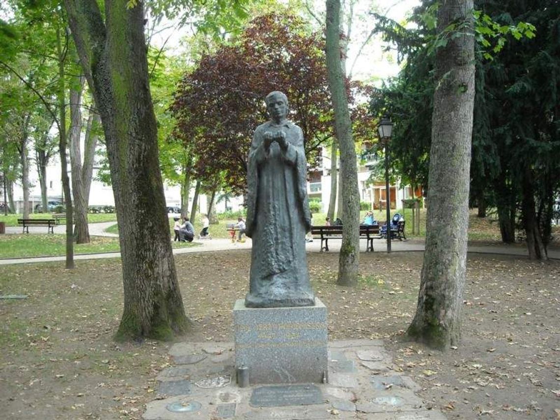 Wybudować pomnik jest łatwo Wybudować pomnik jest łatwo