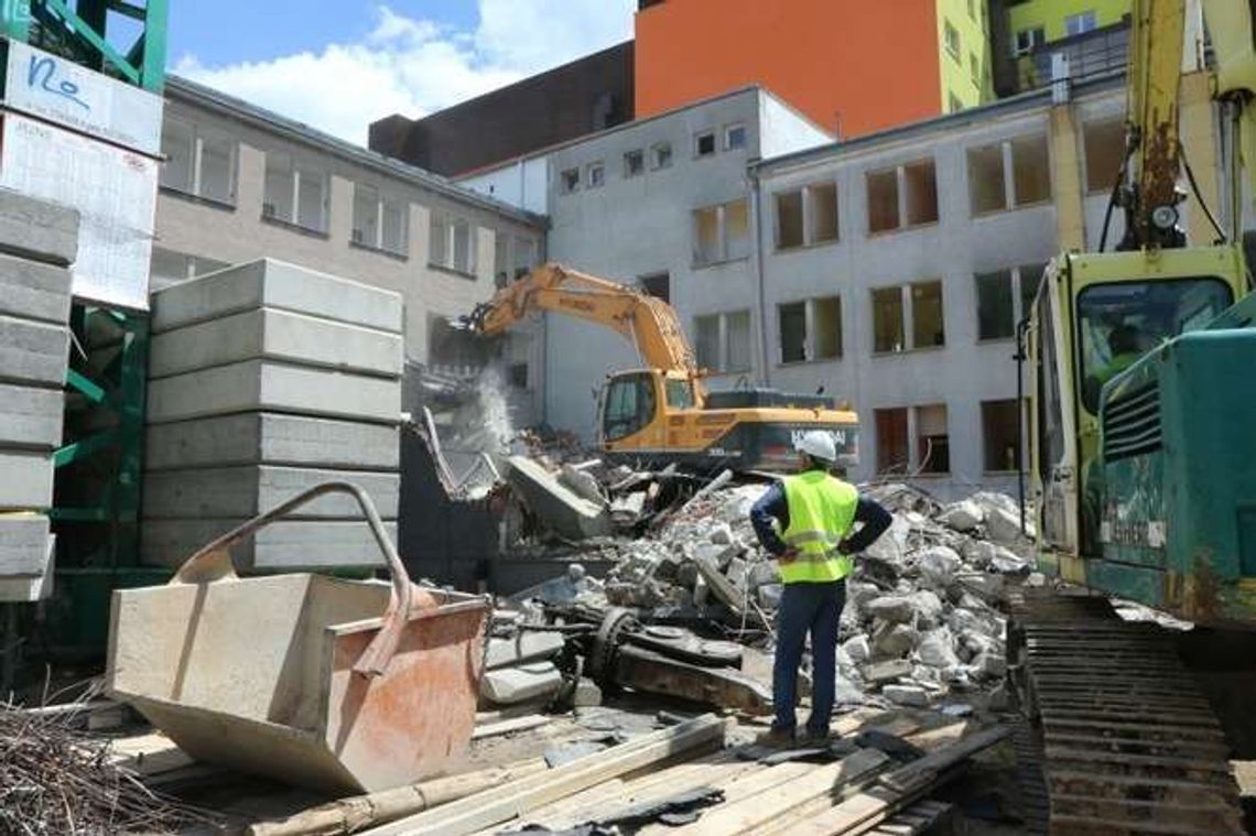 Wyburzają stary budynek Centrum Onkologii Ziemi Lubelskiej. Utrudnienia przy ul. Jaczewskiego